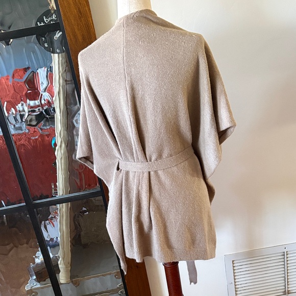 Chic Beige Women's Shawl with Belt - Picture 4 of 13